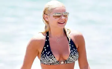 Elisha Cuthbert Tits Cleavage In Bikini